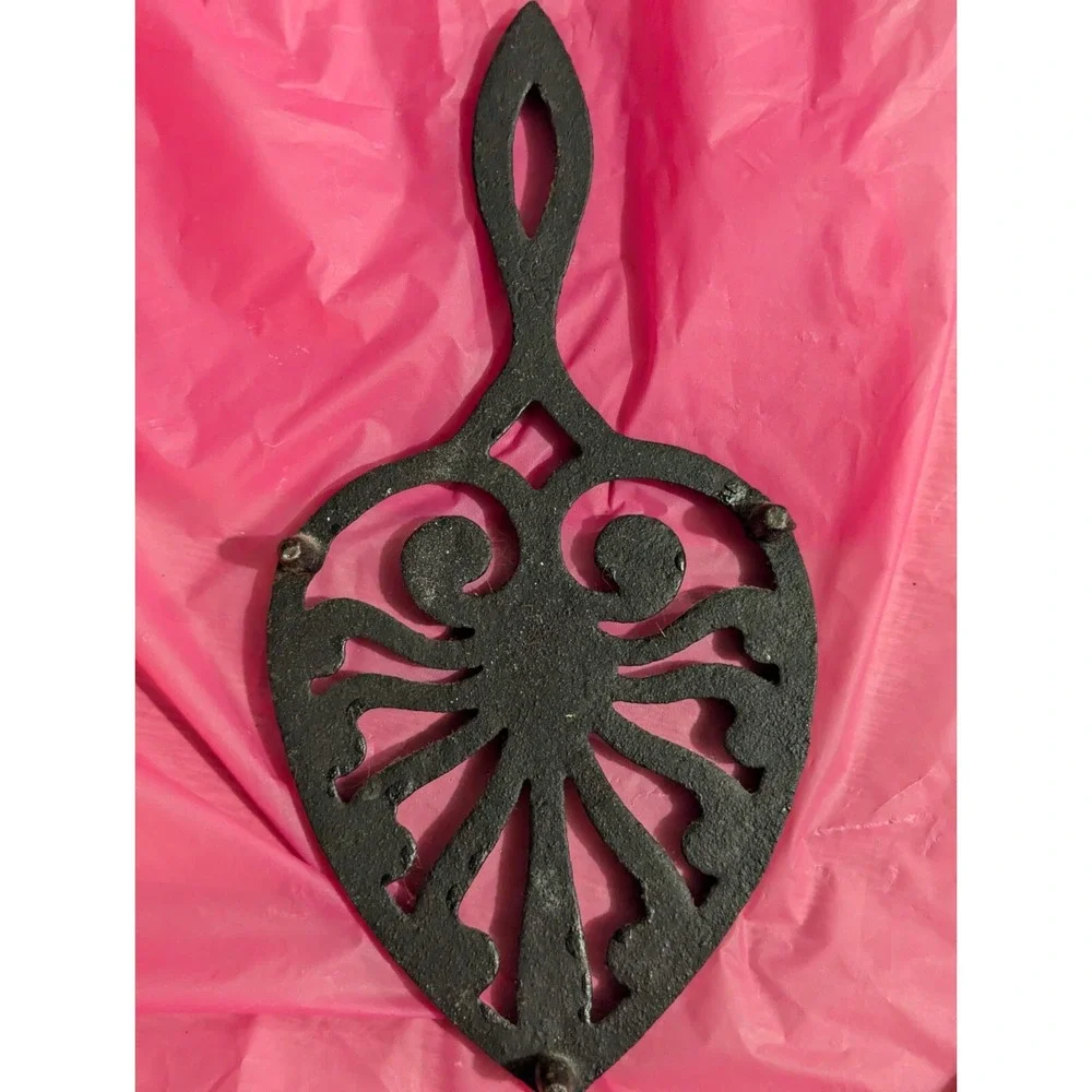 vintage cast iron? scrolled trivet with‎ handle